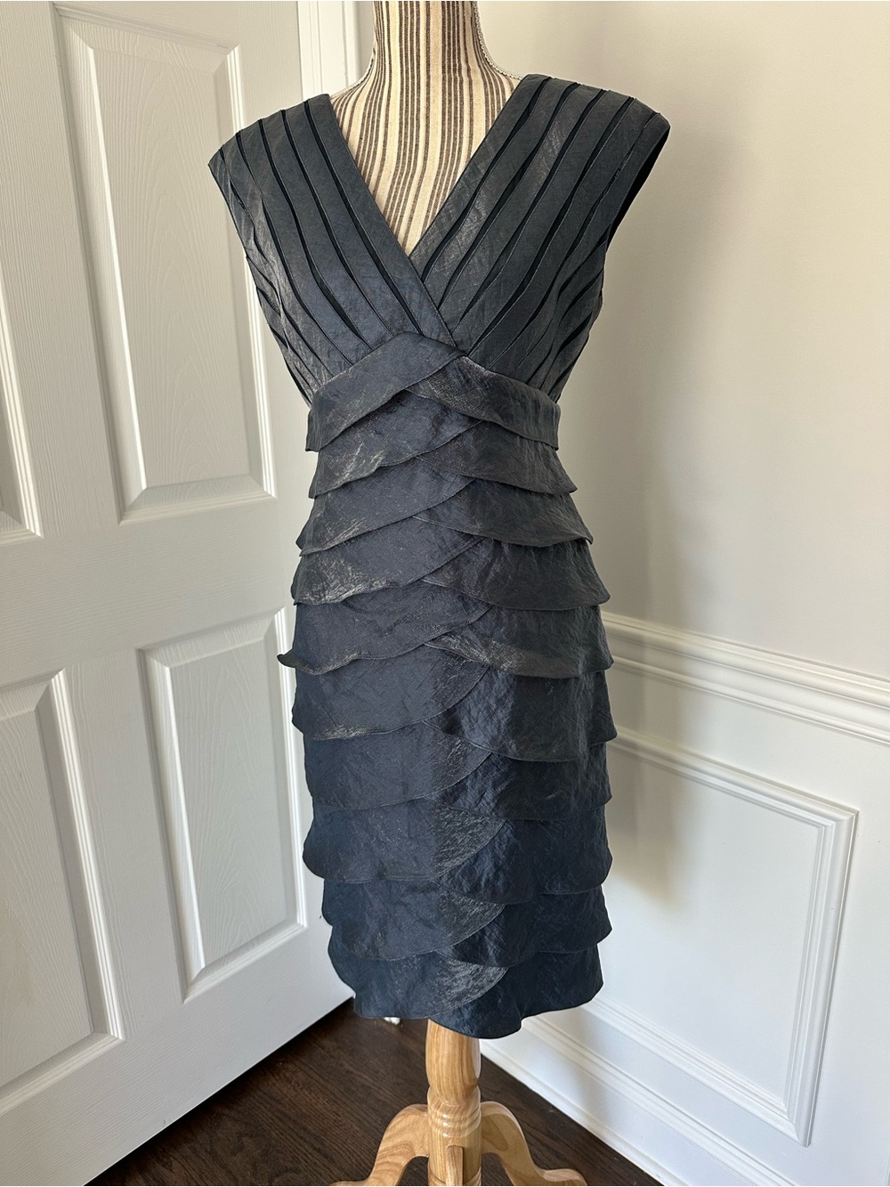 Adrianna Papell Size 8 Navy Metallic Tiered Cocktail Dress V Neck Sleeveless